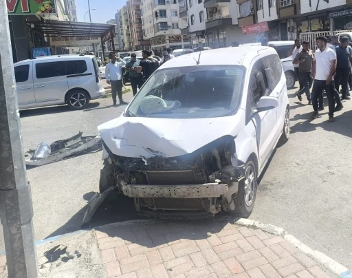 Biri ağır 2 kişinin yaralandığı kaza g&uuml;venlik kamerasına yansıdı
