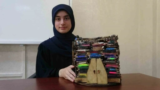 Biriktirdiği k&uuml;&ccedil;&uuml;k kalemlerden minyat&uuml;r ev yaptı
