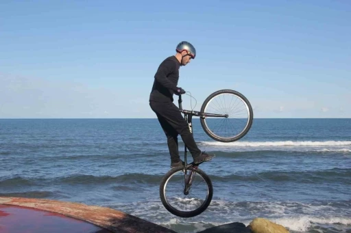 Bisiklet tutkunu gençten nefes kesen gösteri: Sahil kayalıkları parkuru oldu
