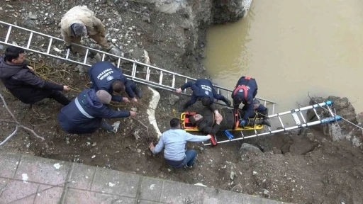 Bisikletiyle ırmağa d&uuml;şen vatandaş kurtarıldı
