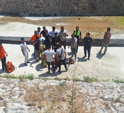 Bisikletiyle k&ouml;pr&uuml;den u&ccedil;an &ccedil;ocuk 7 metreden yere &ccedil;akıldı
