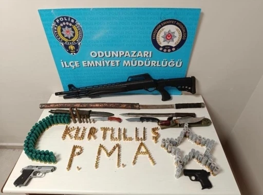 Bisikletle &ccedil;arptığı vatandaşı tehdit eden şahsın iş yerinden cephanelik &ccedil;ıktı
