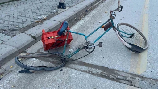 Bisikletli 72 yaşındaki vatandaşa motosiklet &ccedil;arptı: 2 yaralı
