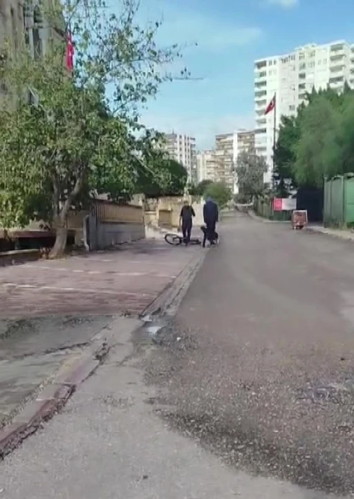 Bisikletli çocuğu darp etti
