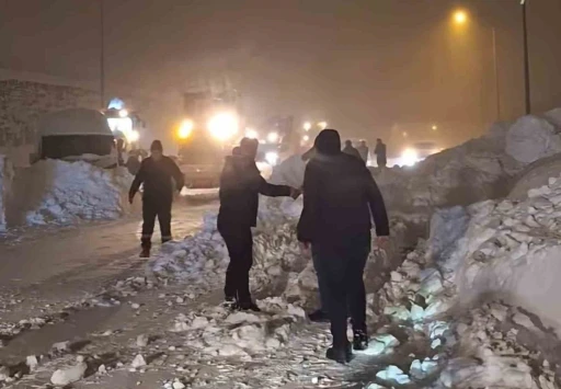 Bitlis &ccedil;evre yolunda d&uuml;şen &ccedil;ığın altında kalan tanker s&uuml;r&uuml;c&uuml;s&uuml; kurtarıldı
