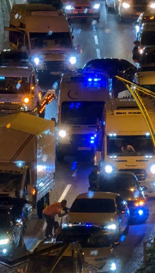 Bitlis Spor kutlamalarında ambulansa yol a&ccedil;an vatandaş takdir topladı
