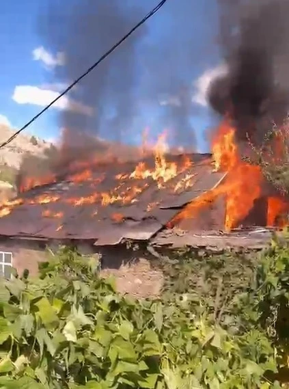 Bitlis’te 2 katlı evde korkutan yangın
