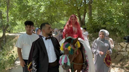 Bitlis&rsquo;te atlı gelin geleneği renkli g&ouml;r&uuml;nt&uuml;ler oluşturdu
