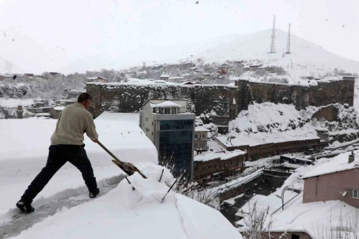 Bitlis&rsquo;te &ccedil;atılarda kar k&uuml;reme seferberliği

