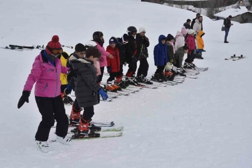 Bitlis&rsquo;te &ccedil;ocuklar karne tatilinde kayak &ouml;ğreniyor
