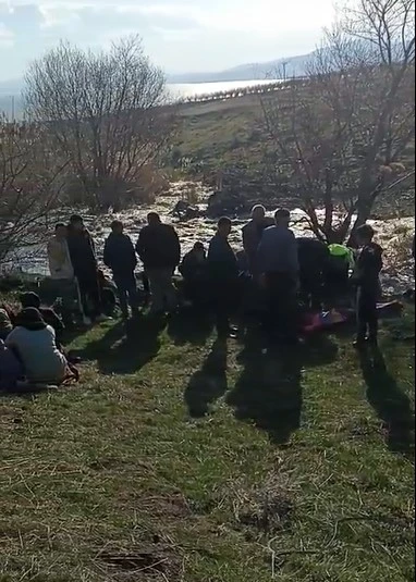 Bitlis&rsquo;te dereye d&uuml;şen &ccedil;ocuk hayatını kaybetti
