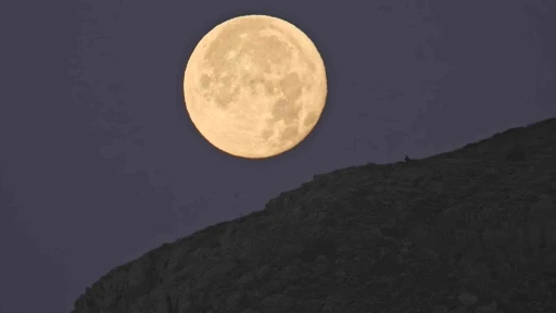 Bitlis&rsquo;te dolunay batarken g&uuml;neş doğdu
