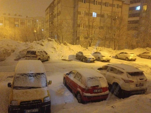 Bitlis&rsquo;te gece yarısı kar yağışı etkisini arttırdı

