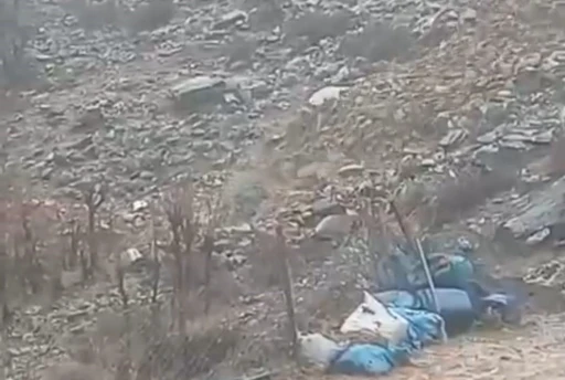 Bitlis&rsquo;te heyelan k&ouml;y yolunu kapattı
