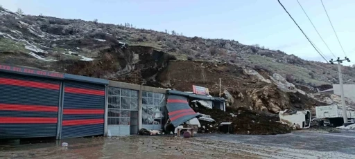 Bitlis&rsquo;te heyelan: Sanayi sitesindeki d&uuml;kkan toprak yığını altında kaldı
