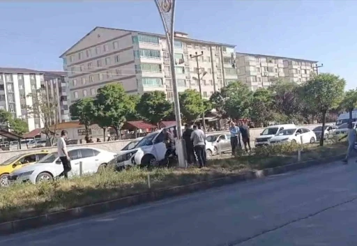 Bitlis&rsquo;te iki ayrı trafik kazası: 4 yaralı
