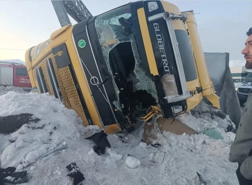 Bitlis&rsquo;te iki tır devrildi, 1 kişi yaralandı
