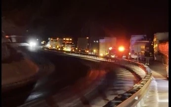 Bitlis&rsquo;te kapanan yollarda uzun ara&ccedil; kuyrukları oluştu
