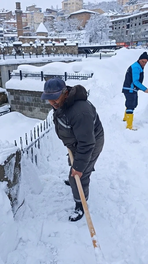 Bitlis&rsquo;te kar temizliği t&uuml;rk&uuml; ile renklendi
