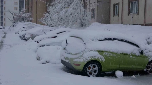 Bitlis&rsquo;te kar yağışı: 62 k&ouml;y yolu ulaşıma kapandı
