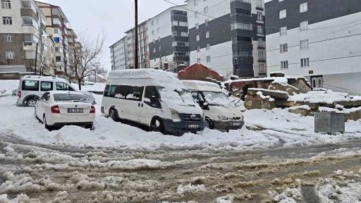 Bitlis&rsquo;te kar yağışı nedeniyle 82 k&ouml;y yolu ulaşıma kapandı
