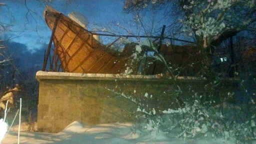 Bitlis&rsquo;te karın ağırlığına dayanamayan &ccedil;atı &ccedil;&ouml;kt&uuml;
