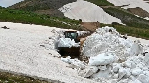Bitlis&rsquo;te karla m&uuml;cadele s&uuml;r&uuml;yor
