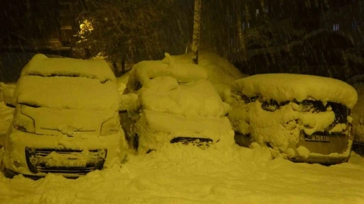 Bitlis&rsquo;te kent merkezi beyaza b&uuml;r&uuml;nd&uuml;
