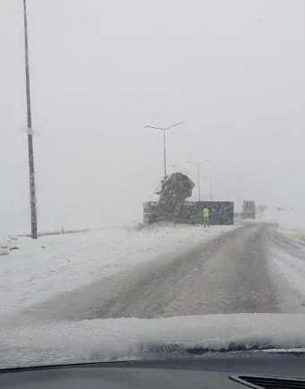 Bitlis&rsquo;te kontrolden &ccedil;ıkan tır yan yattı
