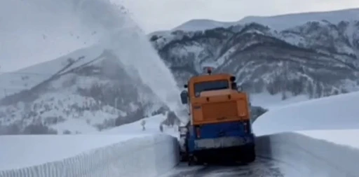 Bitlis&rsquo;te k&ouml;y yolları i&ccedil;in kar seferberliği
