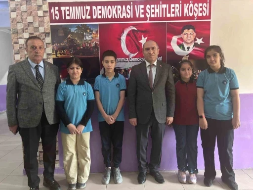 Bitlis&rsquo;te kuş yavrusunu kurtarmaya &ccedil;alışan &ouml;ğrencilere anlamlı &ouml;d&uuml;l
