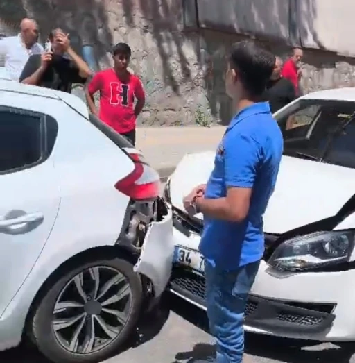 Bitlis&rsquo;te maddi hasarlı trafik kazası
