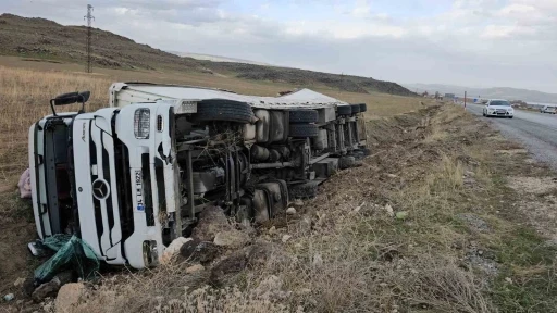 Bitlis’te meyve suyu yüklü tır şarampole devrildi
