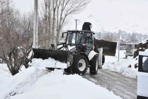 Bitlis&rsquo;te Nisan ortasında kar mesaisi devam ediyor
