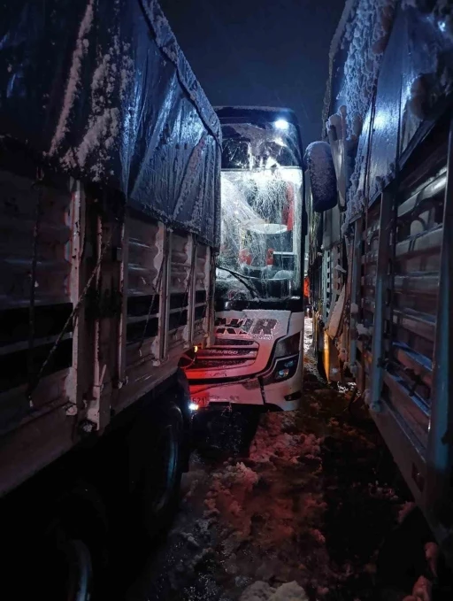 Bitlis&rsquo;te otob&uuml;s tıra arkadan &ccedil;arptı: 8 yaralı
