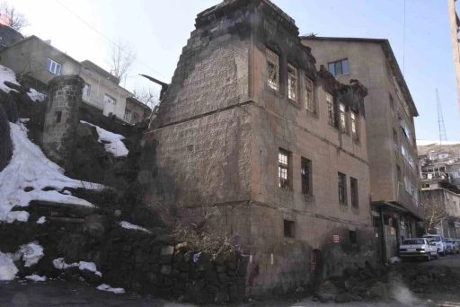 Bitlis&rsquo;te tarihi evler kışın ardından alarm veriyor
