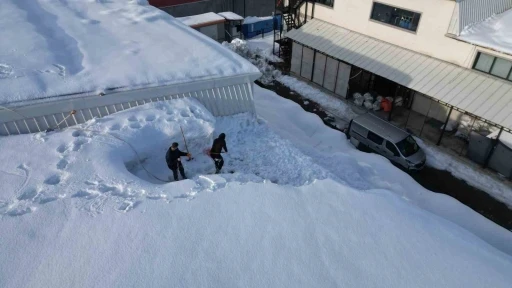 Bitlis&rsquo;te tekstilciler kar y&uuml;z&uuml;nden g&uuml;neş panellerini kullanamıyor
