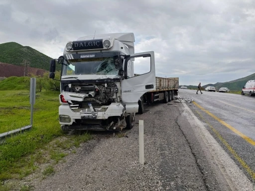 Bitlis’te tır ile minibüs çarpıştı: 1 ölü, 2 yaralı
