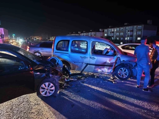 Bitlis’te trafik kazası: 6’sı çocuk 14 kişi yaralandı
