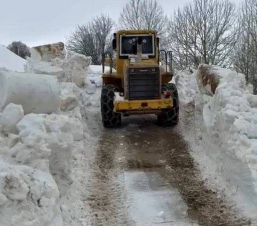 Bitlis&rsquo;te ulaşım i&ccedil;in 5 metrelik kar engelini aştılar
