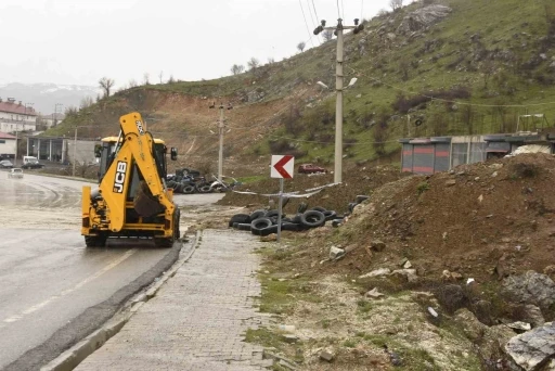Bitlis&rsquo;te yağışlardan dolayı toprak kayması meydana geldi
