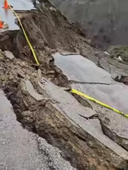 Bitlis&rsquo;te yağmur sonrası k&ouml;y yolunda &ccedil;&ouml;kme meydana geldi
