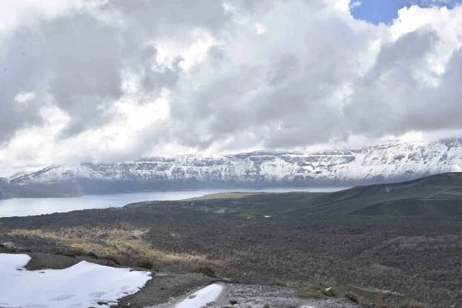 Bitlis’te yüksek kesimlere kar yağdı

