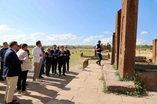Bitlis Valisi Karakaya, Selçuklu mezarlığında incelemelerde bulundu
