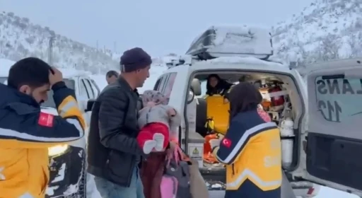 B&ouml;brek rahatsızlığı olan 3 yaşındaki &ccedil;ocuk ambulansa ulaştırıldı
