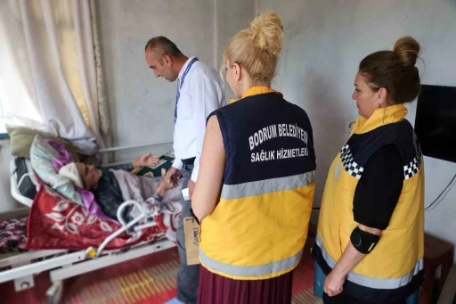 Bodrum Belediyesi&rsquo;nden yatağa bağımlı hastalara bayram ziyareti
