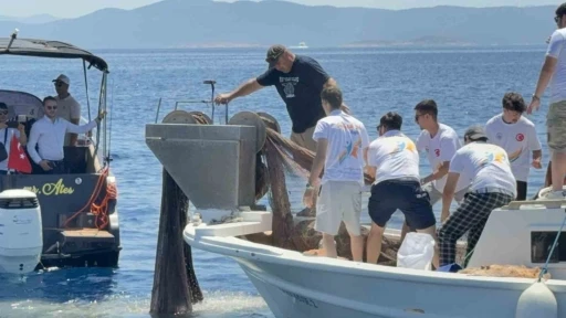 Bodrum&rsquo;da 2 bin metrekare hayalet ağ temizlendi, binlerce yavru balık doğaya bırakıldı
