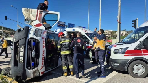 Bodrum&rsquo;da ambulans devrildi: 4 yaralı