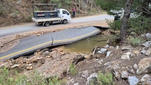 Bodrum&rsquo;da ana isale hattı patladı, yol dereye d&ouml;nd&uuml;
