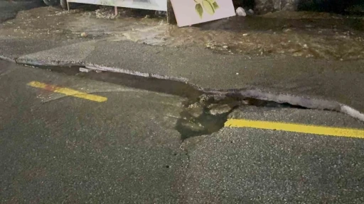 Bodrum&rsquo;da ana su hattı patladı, yol &ccedil;&ouml;kt&uuml;
